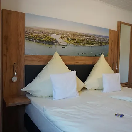 扬凡韦特酒店 *